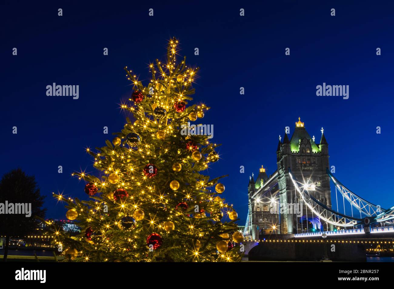 Inghilterra, Londra, Tower Bridge Di Notte E Christmas Tree Lights Foto Stock