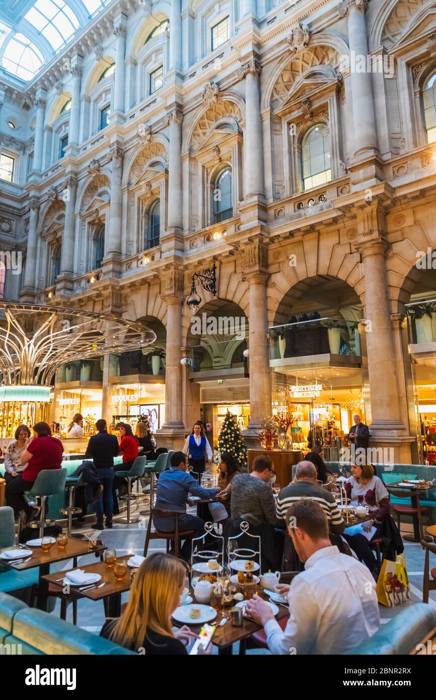 Inghilterra, Londra, La Città Di Londra, La Royal Exchange, I Clienti Seduti Al Fortnum & Mason Restaurant And Bar Foto Stock