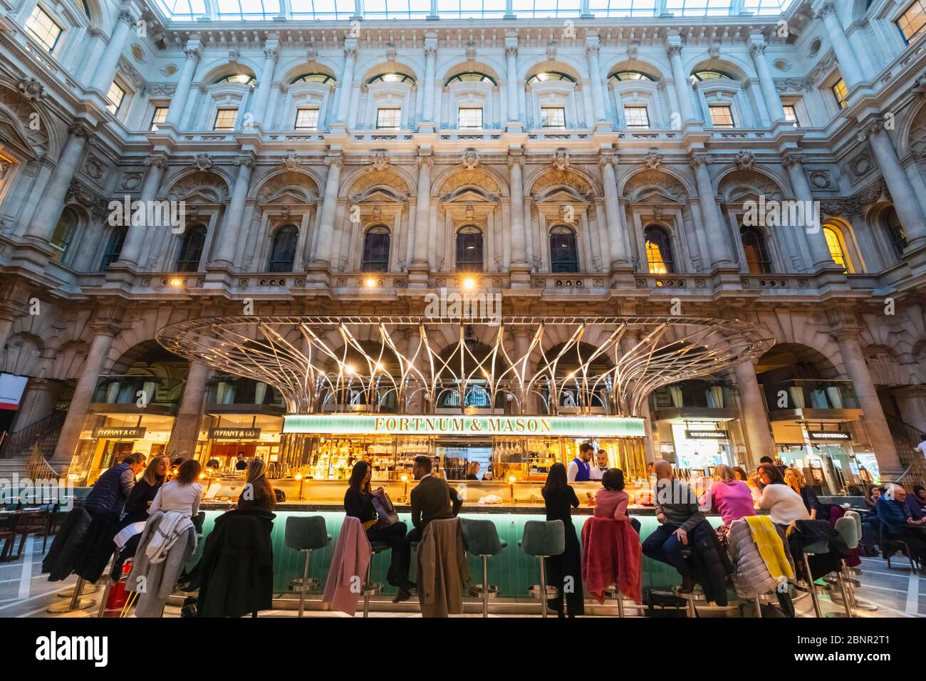 Inghilterra, Londra, La Città Di Londra, La Royal Exchange, I Clienti Seduti Al Fortnum & Mason Restaurant And Bar Foto Stock