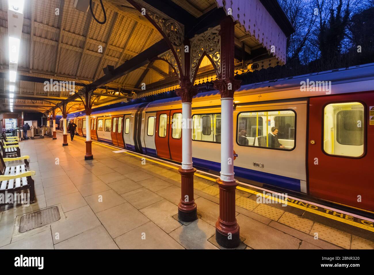 Inghilterra, Londra, Metropolitan Underground Line Chesham Station Platform E Underground Train Foto Stock