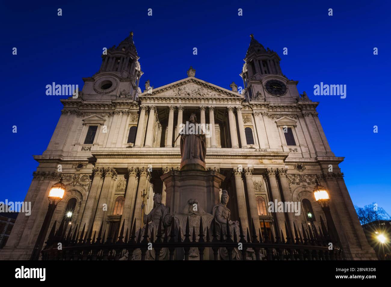 Inghilterra, Londra, Città Di Londra, Cattedrale Di St Paul, Vista Notturna Della Facciata Ovest E Ingresso Foto Stock