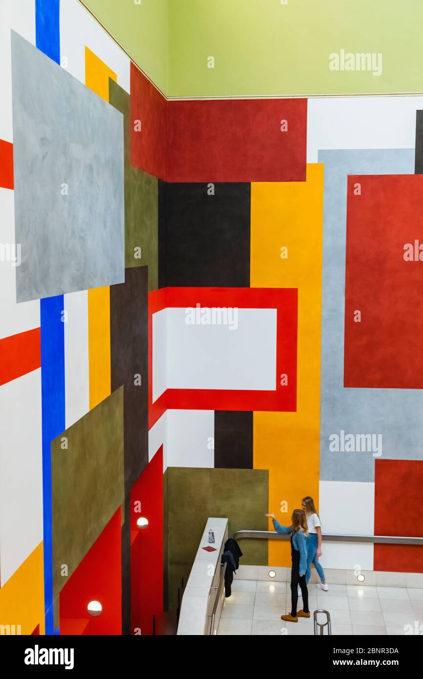 Inghilterra, Londra, Tate Britain, la scala con la pittura di David Tremlett intitolato Disegno per il pensiero libero datato 2011 Foto Stock