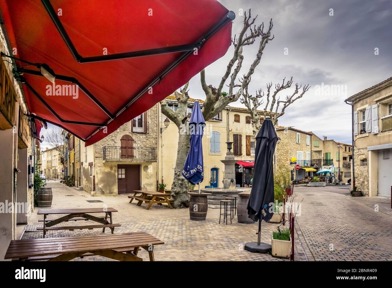 Place de la Mairie a Peyriac de Mer in inverno. Il comune si trova nel Parco Naturale Regionale di Narbonnaise en Méditerranée. Foto Stock