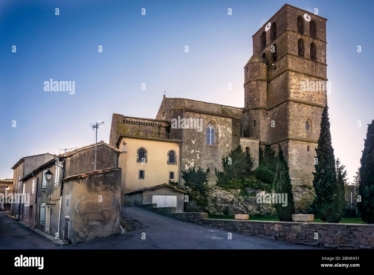 Chiesa di Notre Dame a Puichéric. La costruzione iniziò nel XII secolo e terminò nel XVI secolo. Monumento historique Foto Stock