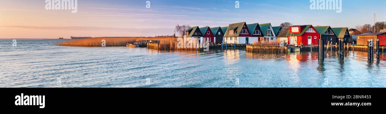 Germania, Meclemburgo-Pomerania occidentale, Parco Nazionale Vorpommersche Boddenlandschaft, Fischland-Darß-Zingst, penisola di Darß, Ahrenshoop, porto di Althagen alla luce del mattino, panorama Foto Stock