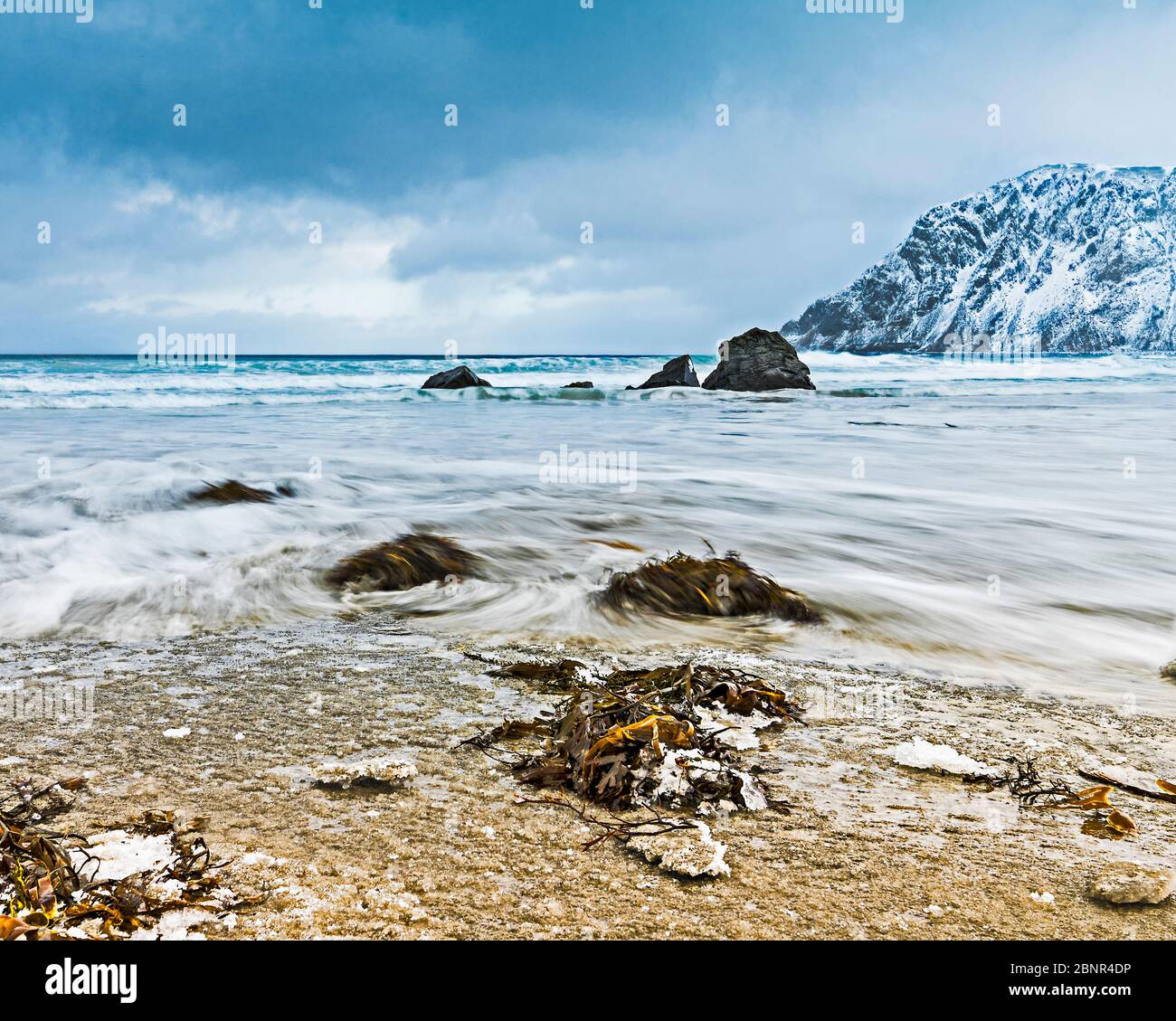 spiaggia di sabbia ghiacciata con acqua corrente Foto Stock
