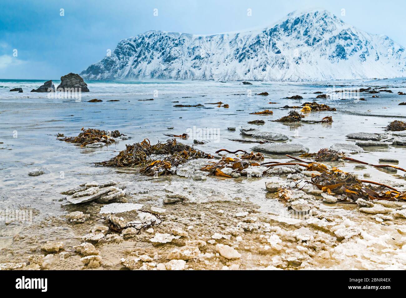 spiaggia di sabbia ghiacciata con acqua corrente Foto Stock