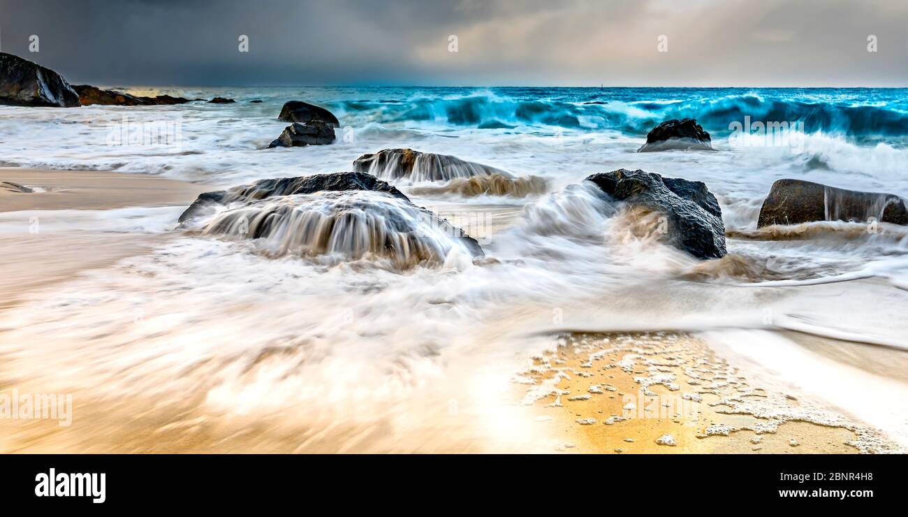 movimento dinamico dell'acqua sulla spiaggia Foto Stock