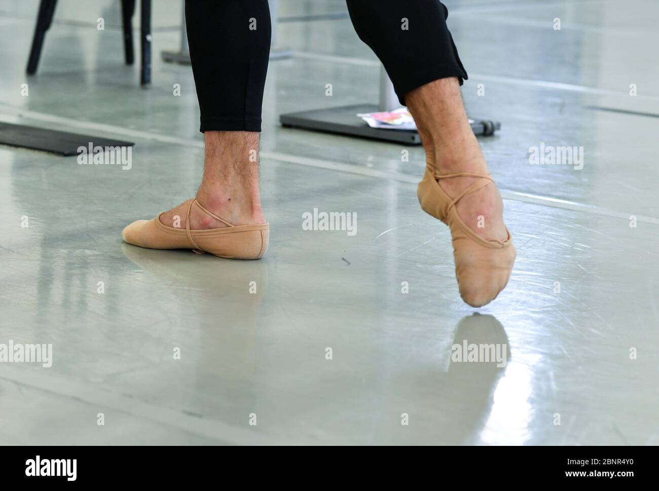 Berlino, Germania. 14 maggio 2020. I ballerini della Friedrichstadt-Palast si allenano nuovamente nella sala da ballo dopo una pausa di settimane. L'insieme è stato diviso in gruppi di un massimo di nove ballerini a questo scopo, e si applicano severe regole di distanza e igiene. Attualmente, l'ensemble si sta preparando anche per un'apparizione televisiva alla finale del cast show 'il prossimo Topmodel della Germania'. Credit: Jens Kalaene/dpa-Zentralbild/ZB/dpa/Alamy Live News Foto Stock