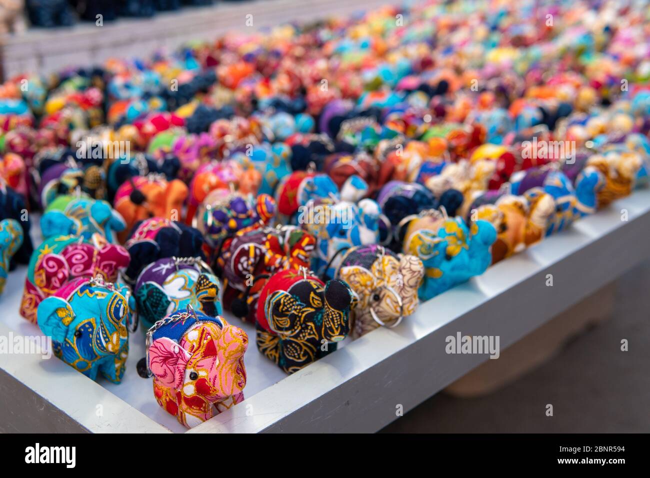 Portachiavi in vendita al mercato notturno nella città di Pai, nel nord della Thailandia Foto Stock