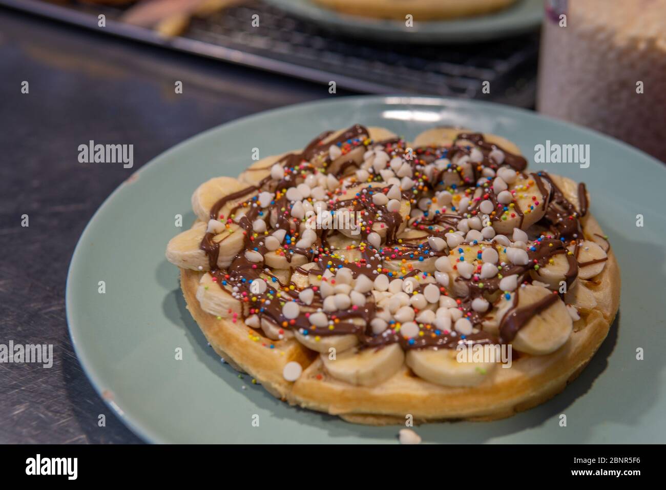 Crepe con pancake con frutta e salsa al cioccolato dal mercato notturno di Pai, Thailandia Foto Stock