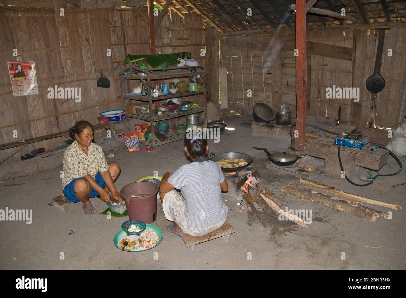 Donne che cucinano in cucina rurale in casa di legno, Randu Blatung villaggio, vicino Cepu, Java, Indonesia Foto Stock