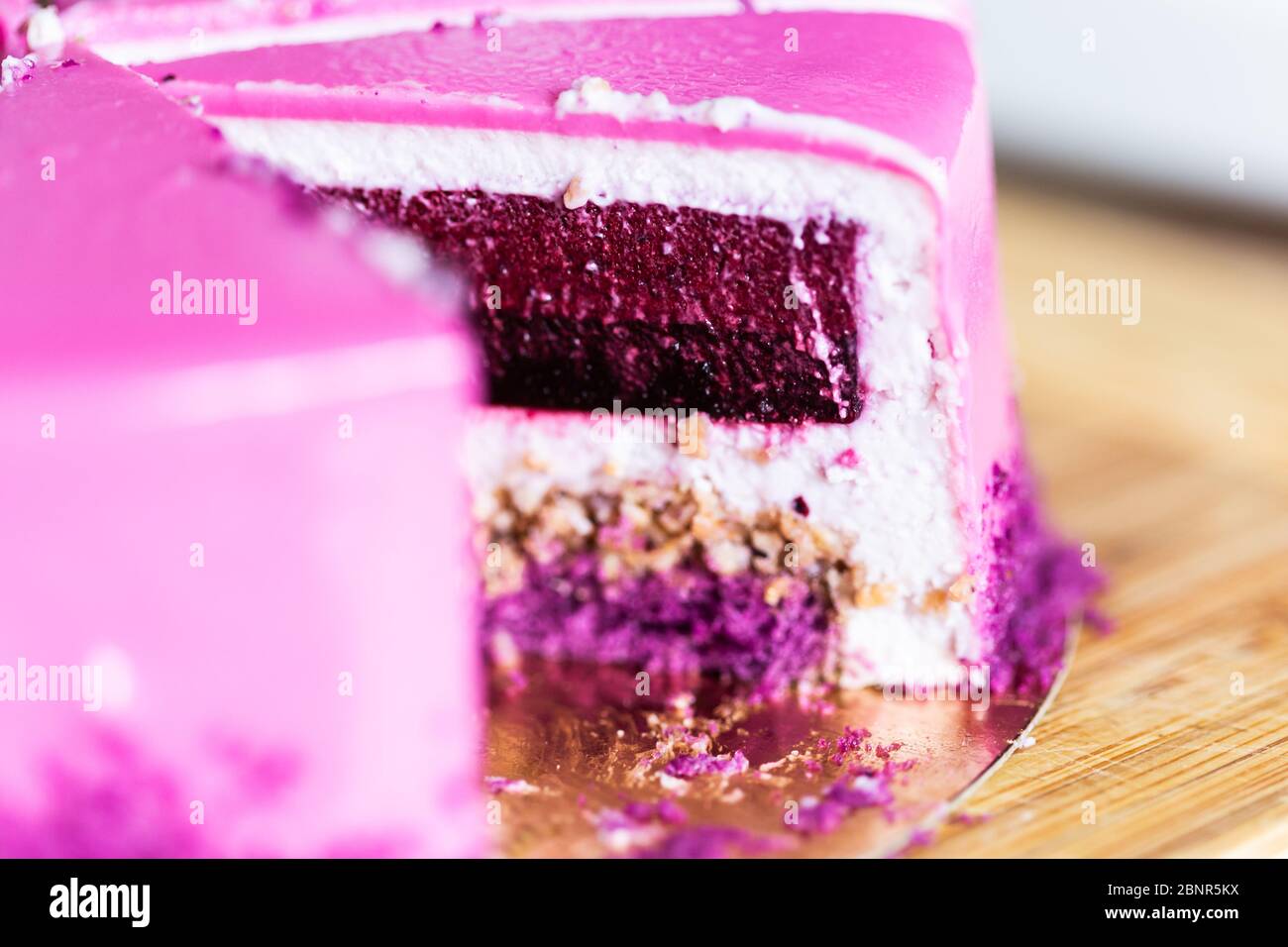 Torta di compleanno rosa e viola senza un pezzo. Dessert, vacanze e delizioso concetto. Foto Stock