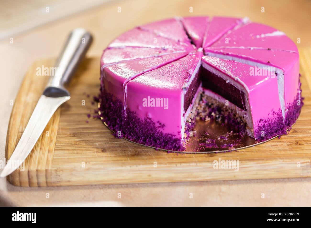 Torta di compleanno rosa e viola senza un pezzo. Dessert, vacanze e delizioso concetto. Foto Stock