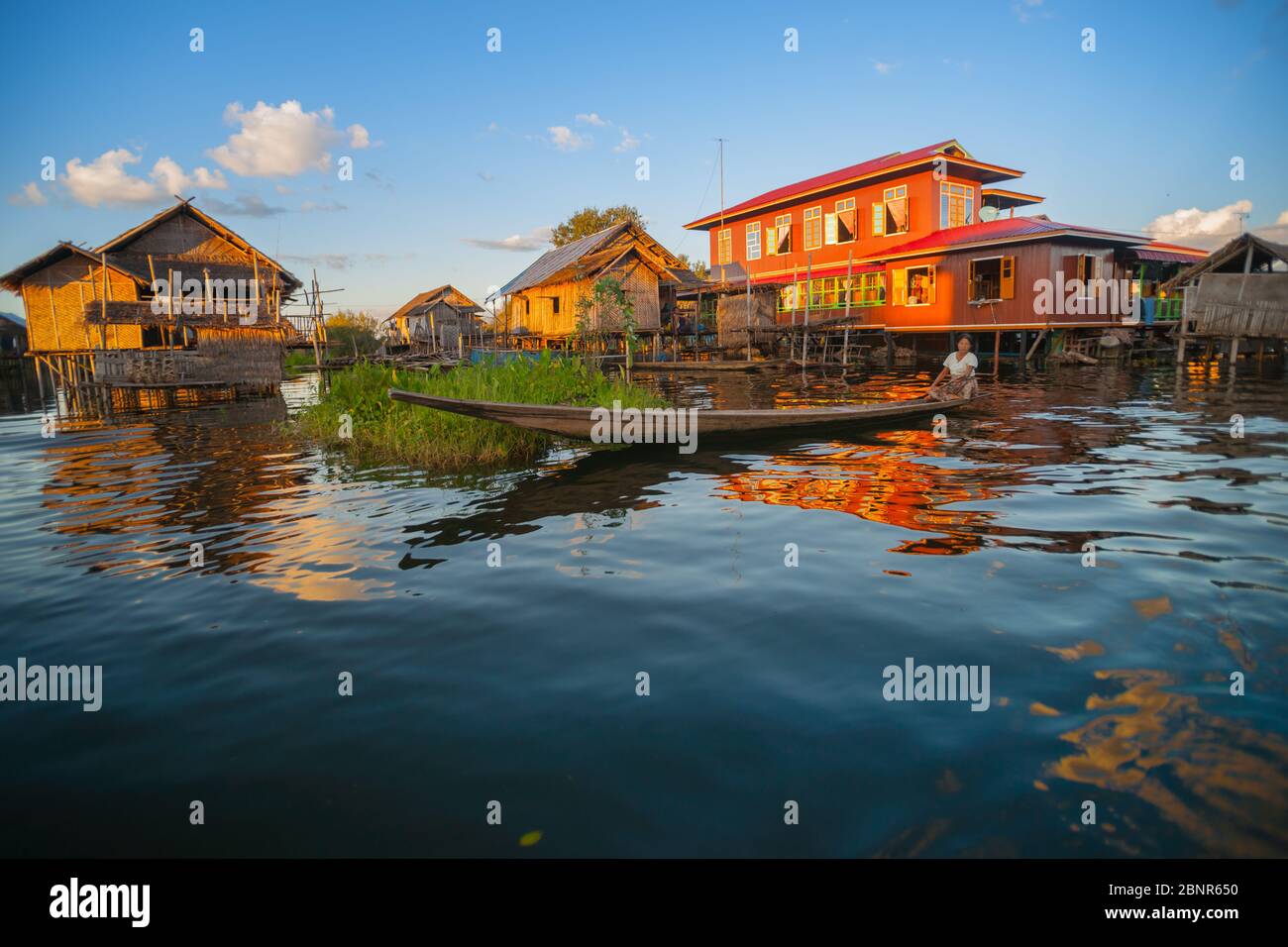 Inle Lake Myanmar - 2 novembre 2013; le case e le strutture di galleggianti famoso cattura il bagliore di sole afternnoon in villaggio sul lago Foto Stock