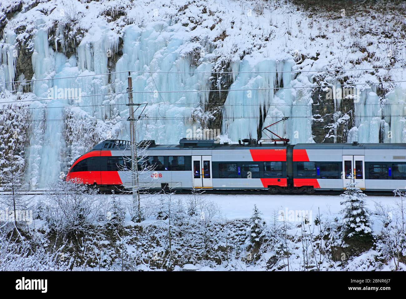 Treno passeggeri ÖBB nella valle di Salzach vicino a Lend im Pinzgau Foto Stock