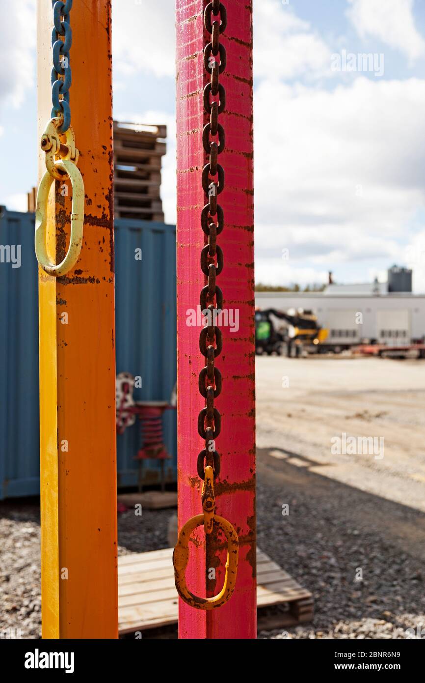 due scaffali con due catene con ganci in zona industriale Foto Stock