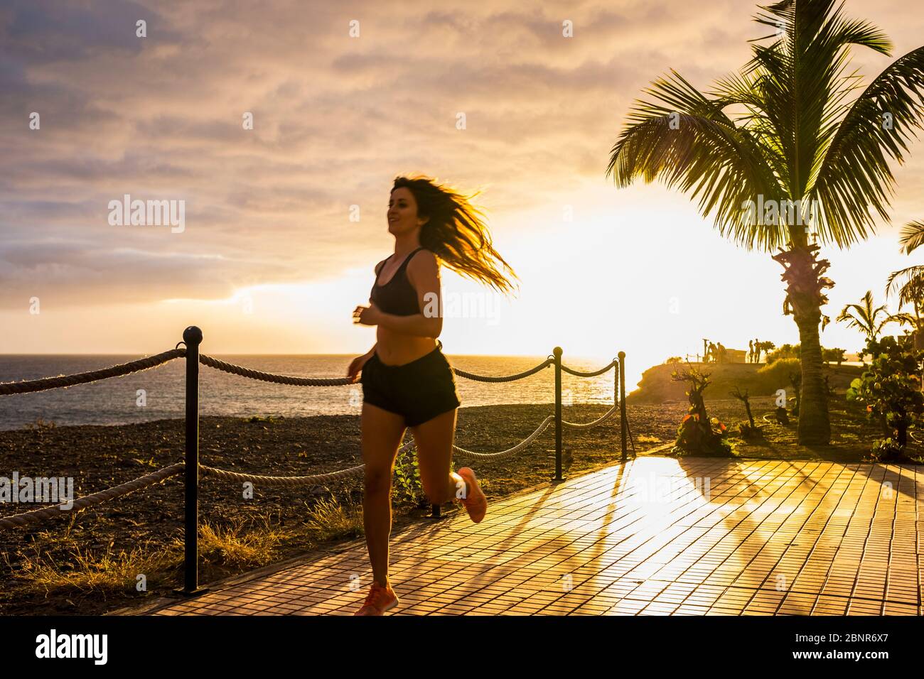 Bella signora che corre con il tramonto in pankground - sano stile di vita concetto persone Foto Stock