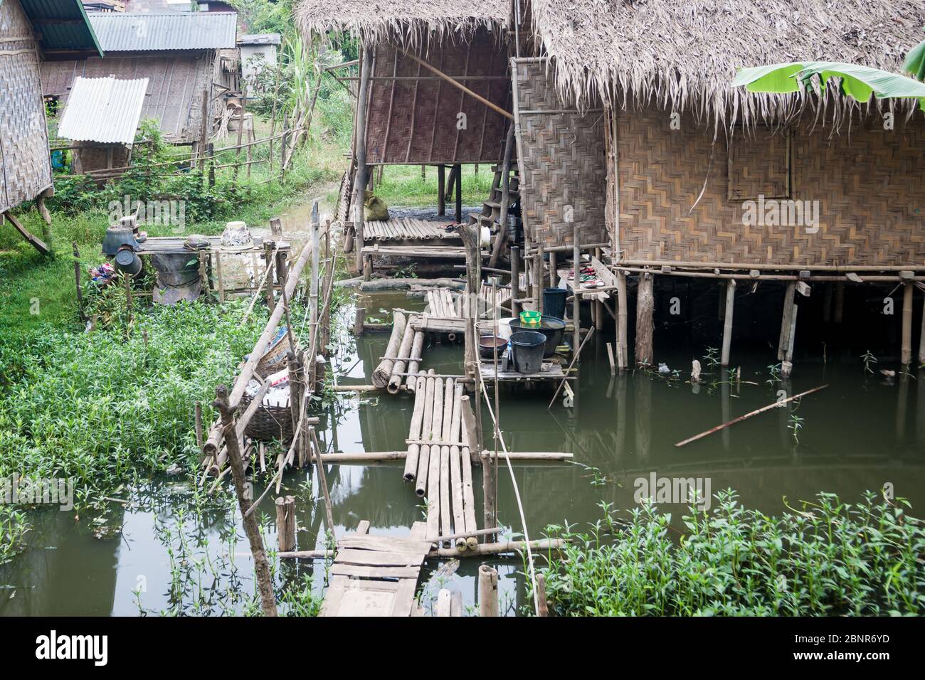 Myanmar Travel immagini case di poveri costruito shack come sul bordo del fiume non per dalla città. Foto Stock
