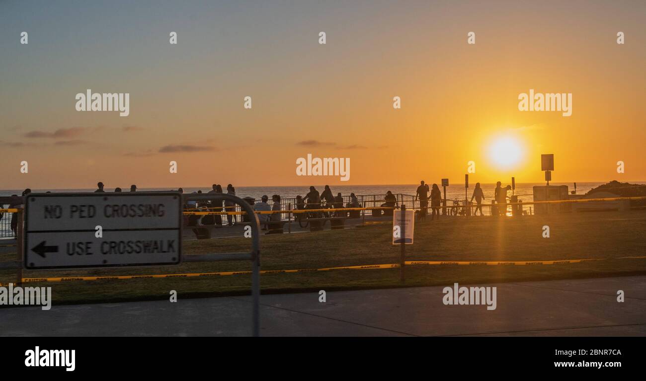 San Diego, Stati Uniti. 15 maggio 2020: San Diegans godetevi la spiaggia di Stato di Carlsbad a Carlsbad. Altre spiagge statali e piccole aziende sono state riaperte a San Diego, CA il 15 maggio 2020. (Credit Image: © Rishi DekaZUMA Wire) Credit: ZUMA Press, Inc./Alamy Live News Credit: ZUMA Press, Inc./Alamy Live News Foto Stock