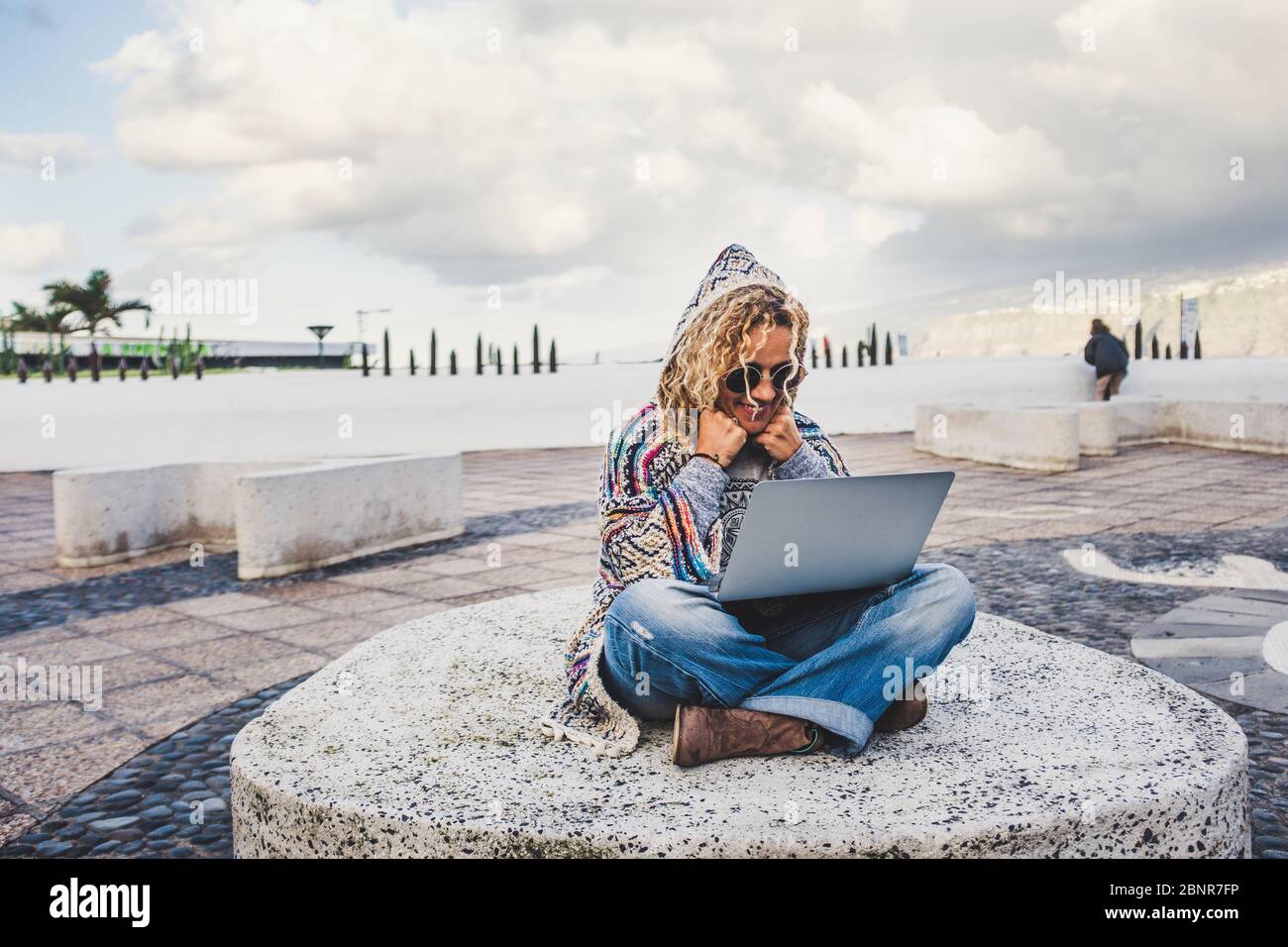 Felice e libero nomade digitale alternativa donna che lavora con la tecnologia in tutto il mondo che viaggia molto - stile di vita di viaggio con computer portatile lavoro moderno - persone connesse all'aperto Foto Stock
