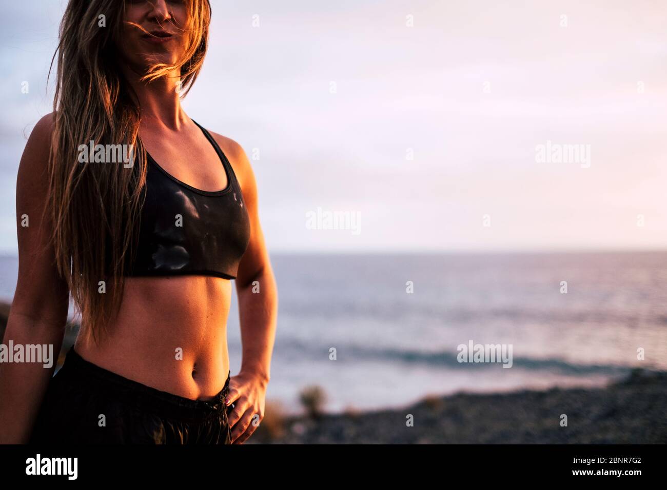 Bella abdonimal abs. sano fitness corpo femmina - uno stile di vita sano forte addome per sportivo donna caucasica - le persone attive con i muscoli corpo Foto Stock