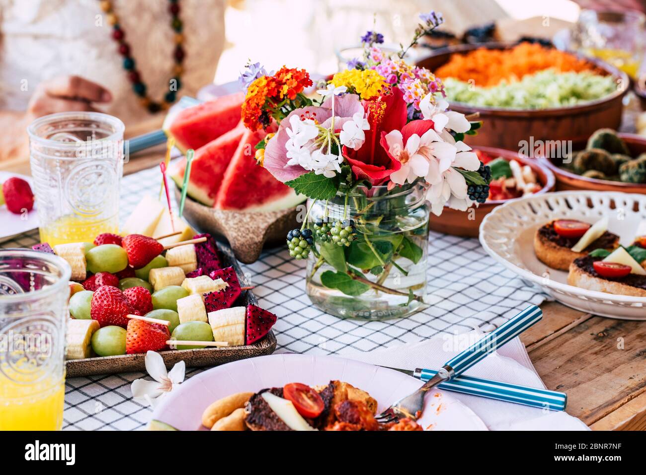 Primo piano della tavola piena di frutta e verdura di stagione per uno stile di vita sano e dieta nutrizione concetto - colorato cibo sul tavolo Foto Stock