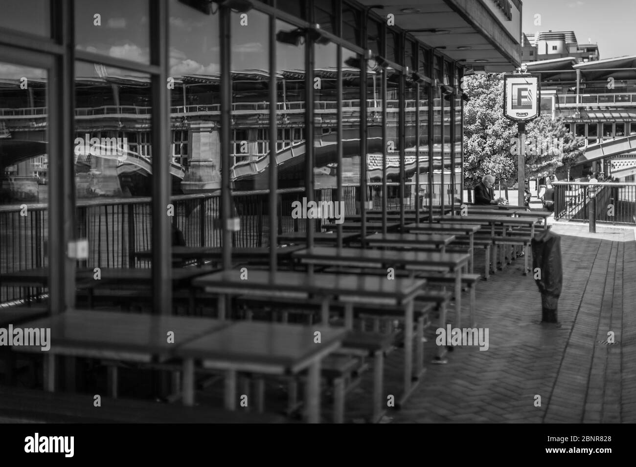 Il famoso Founder's Arms si stende vuoto durante il blocco di Londra a causa della pandemia del coronavirus. Foto Stock