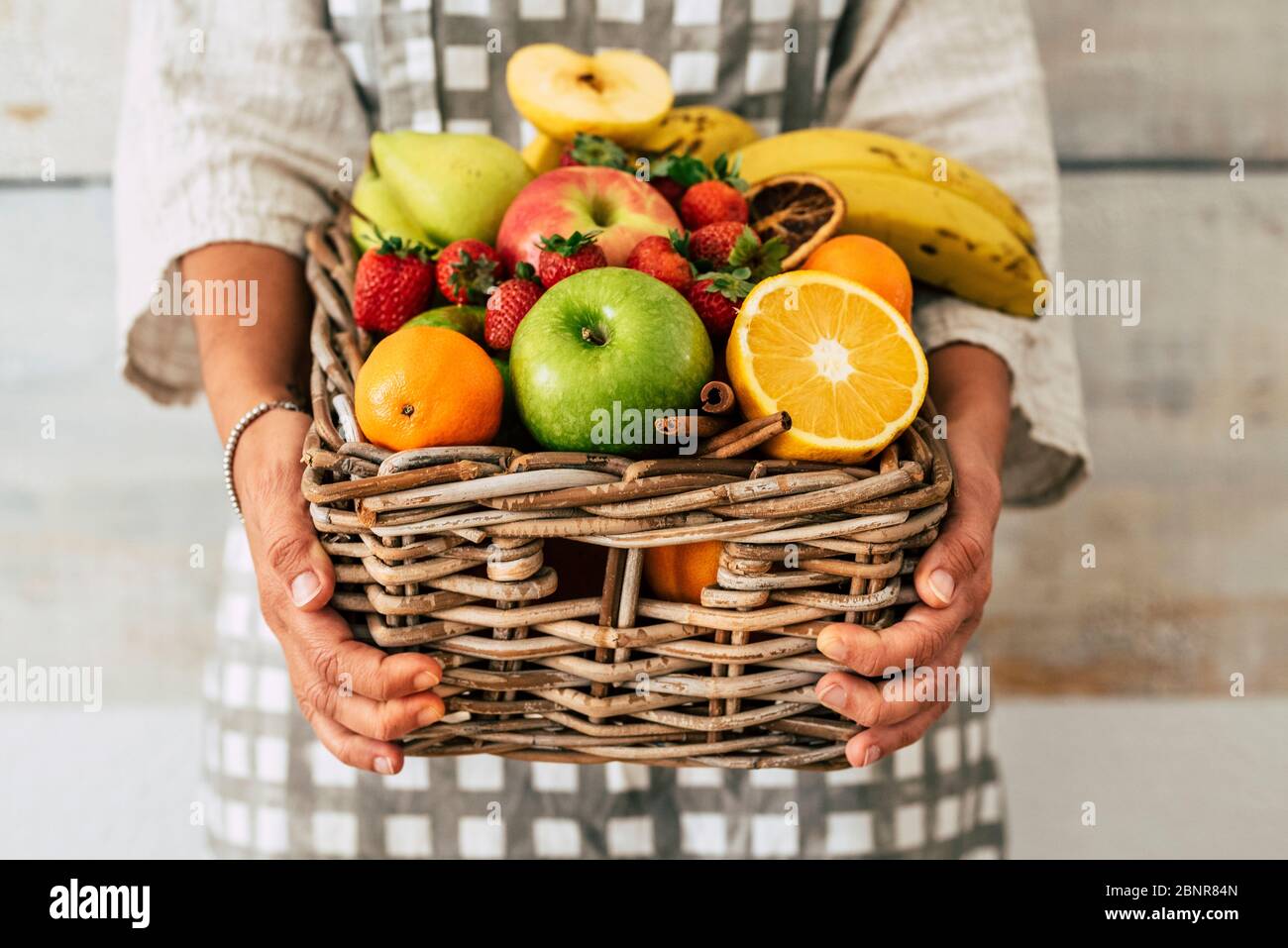 Primo piano di secchio pieno di frutta fresca di stagione colorata per uno stile di vita sano e dieta piano di nutrizione - mercato locale negozio chilometri zero vicino a casa suport concetto Foto Stock