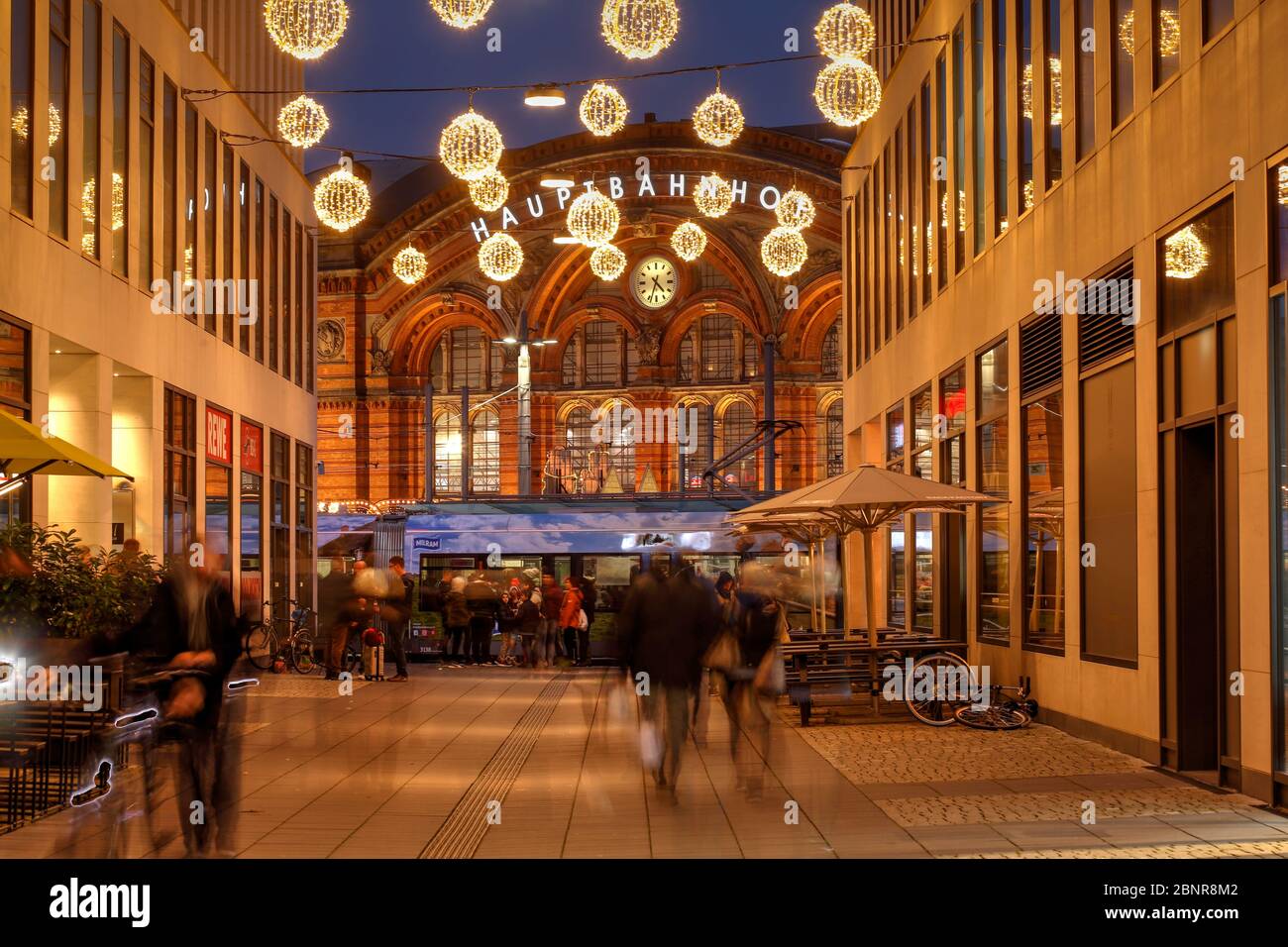 Luci di Natale sul cancello della città a Bahnhofsplatz con Hauptbahnhof, Brema, Germania, Europa Foto Stock