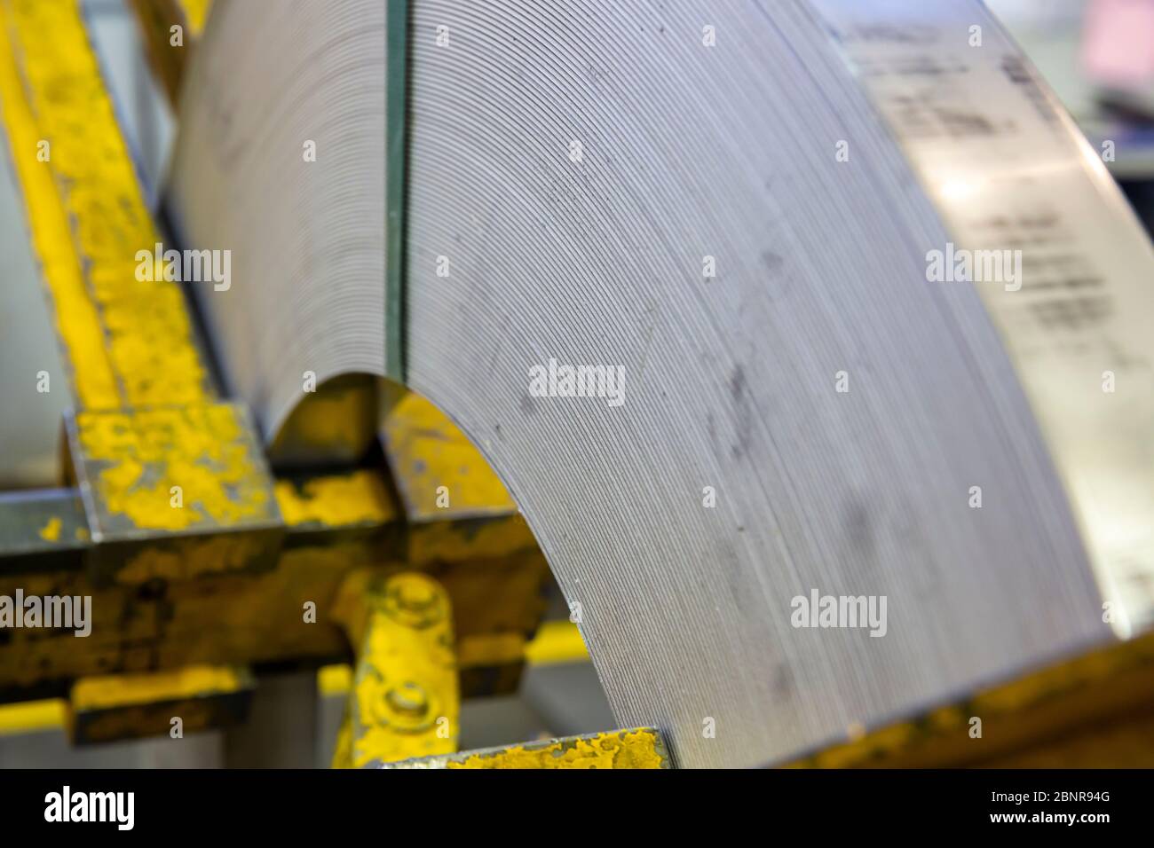 Magazzino con rotoli di lamiera di acciaio in impianti industriali Foto Stock