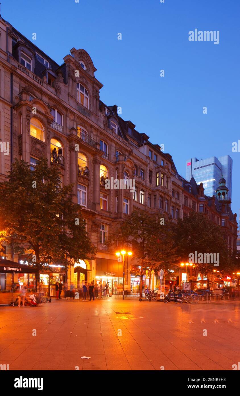 Architettura in stile Wilhelminiano e banche moderne a Kaiserstrasse al tramonto, Francoforte sul meno, Assia, Germania, Europa Foto Stock