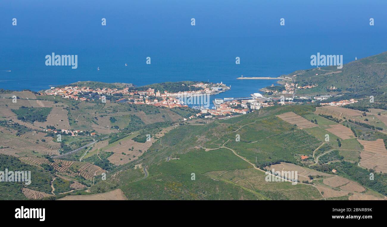Francia, vista aerea della città e porto di Port Vendres sulla costa mediterranea, Pirenei Orientali, Roussillon, Occitanie Foto Stock