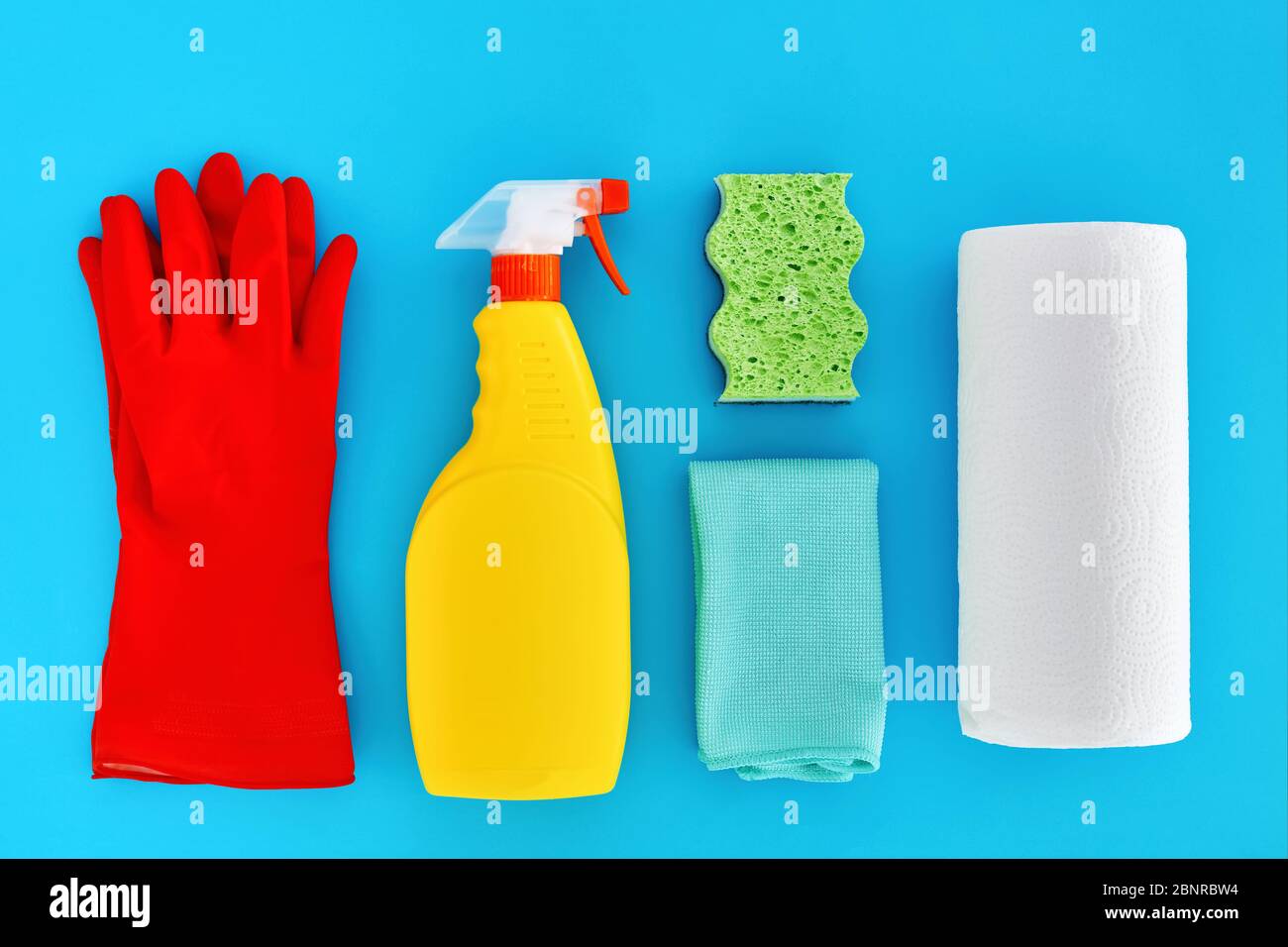 Forniture per la pulizia della casa. Pulitore spray, guanti in gomma, panno  antipolvere, spugna e carta assorbente su sfondo blu. Con vista piatta Foto  stock - Alamy