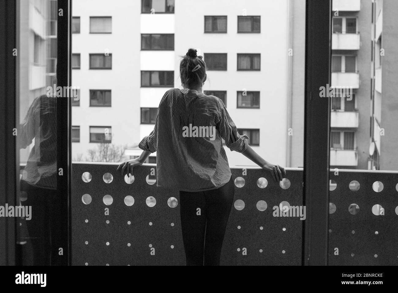 Donna sul balcone Foto Stock