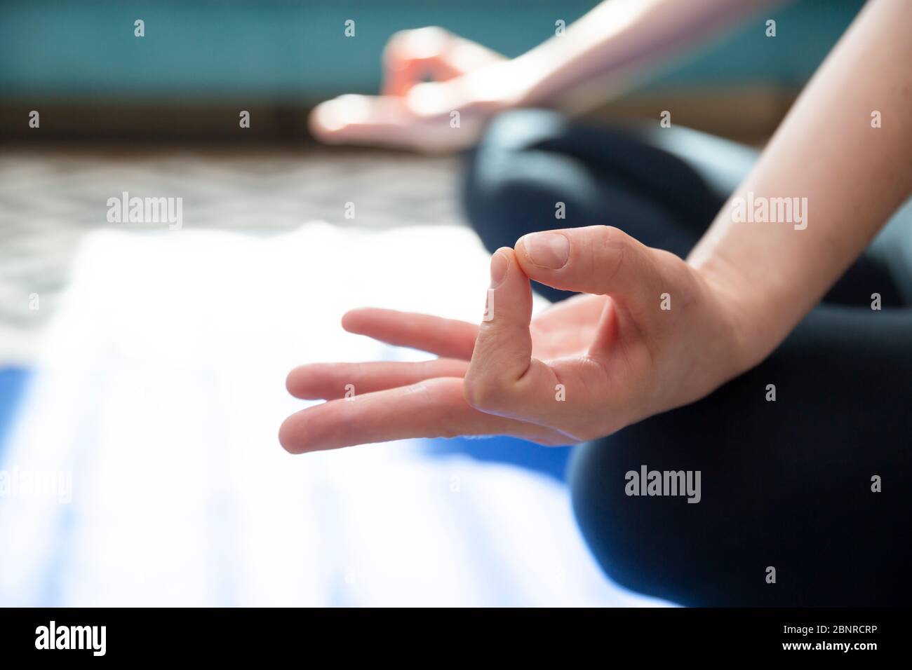 Una mano di donna in mentoniera Foto Stock