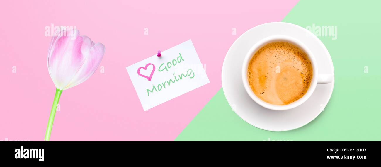 'Buongiorno' saluto con fiori e caffè Foto Stock