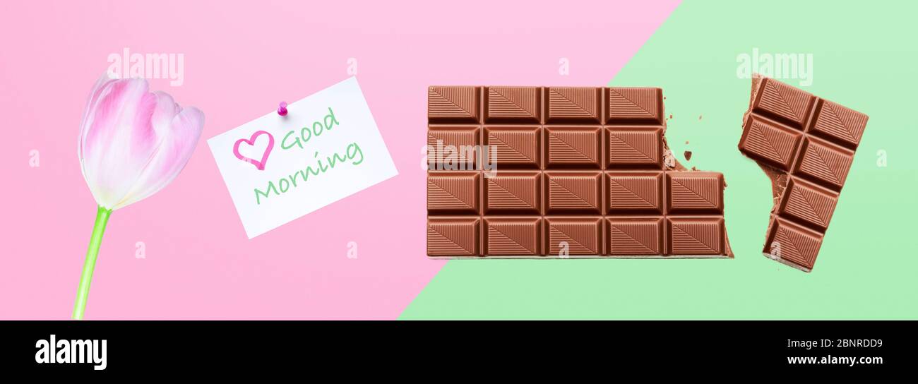 'Buongiorno' saluto con fiori e cioccolato Foto Stock