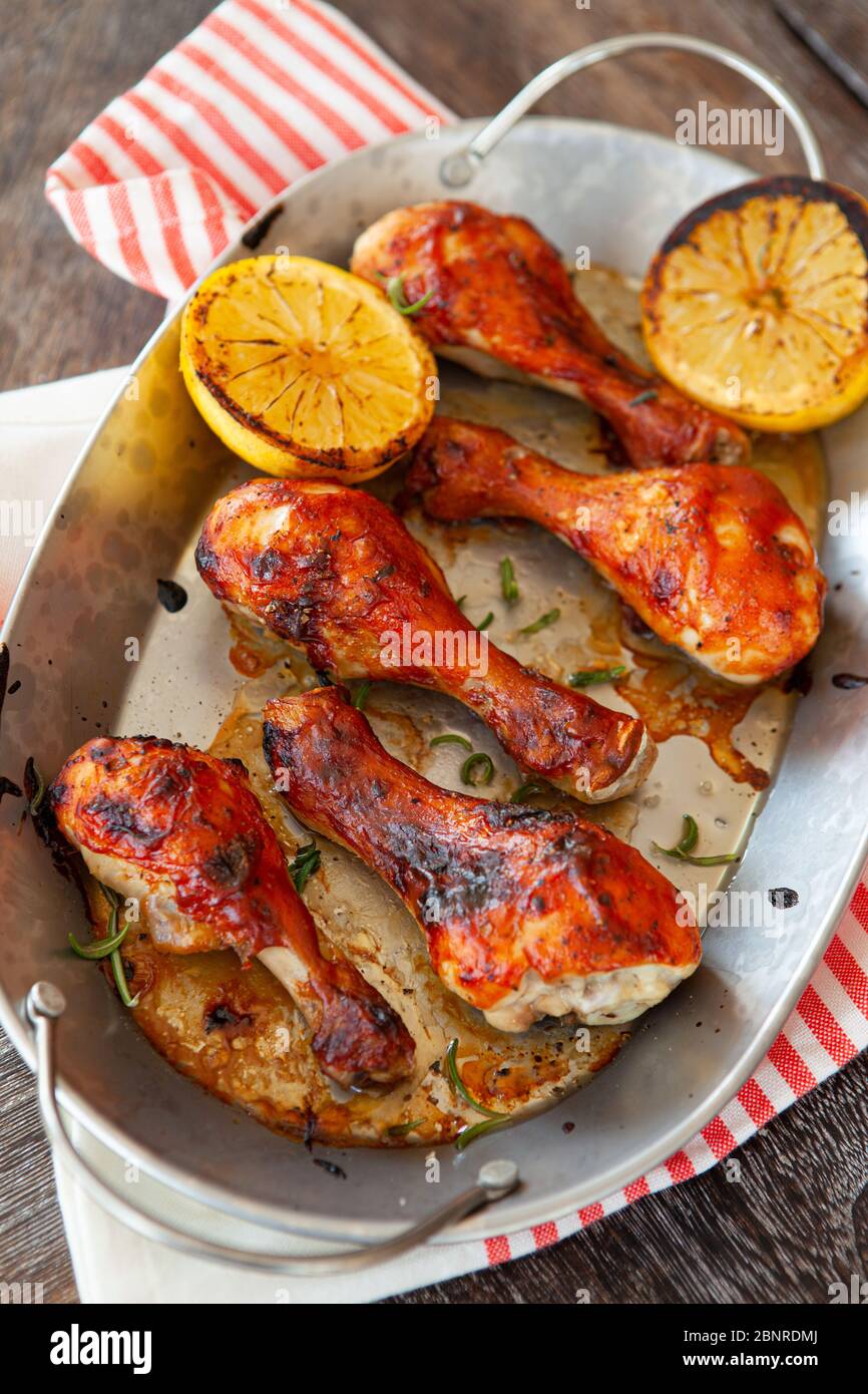 Bastoncini di pollo marinati con erbe e limone Foto Stock