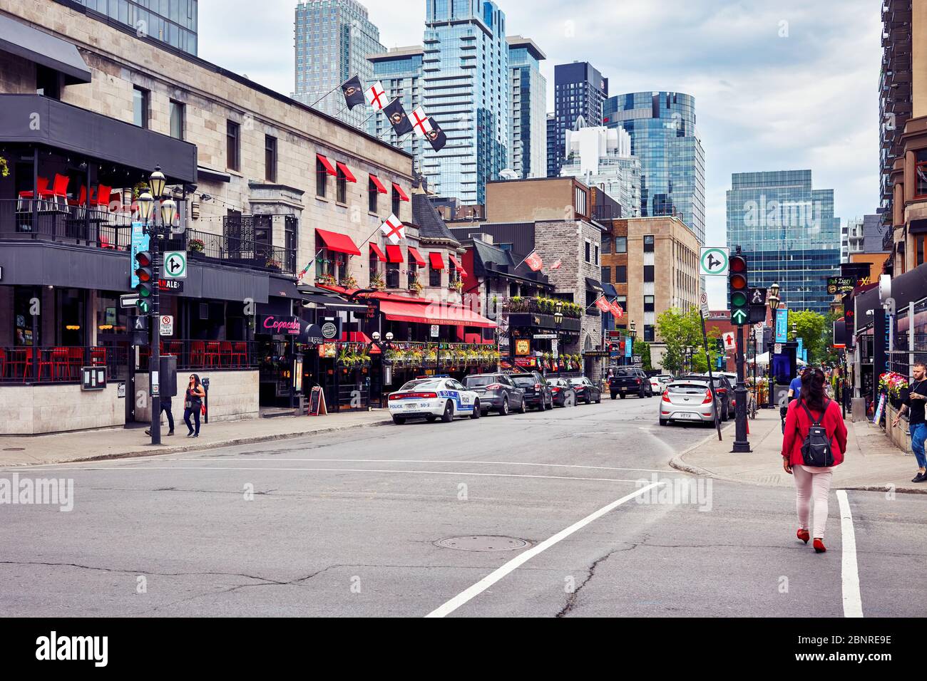 Montreal, Canada - Giugno, 2018: Pub, caffè ed edifici in via crescente a Montreal, Quebec, Canada. Foto Stock