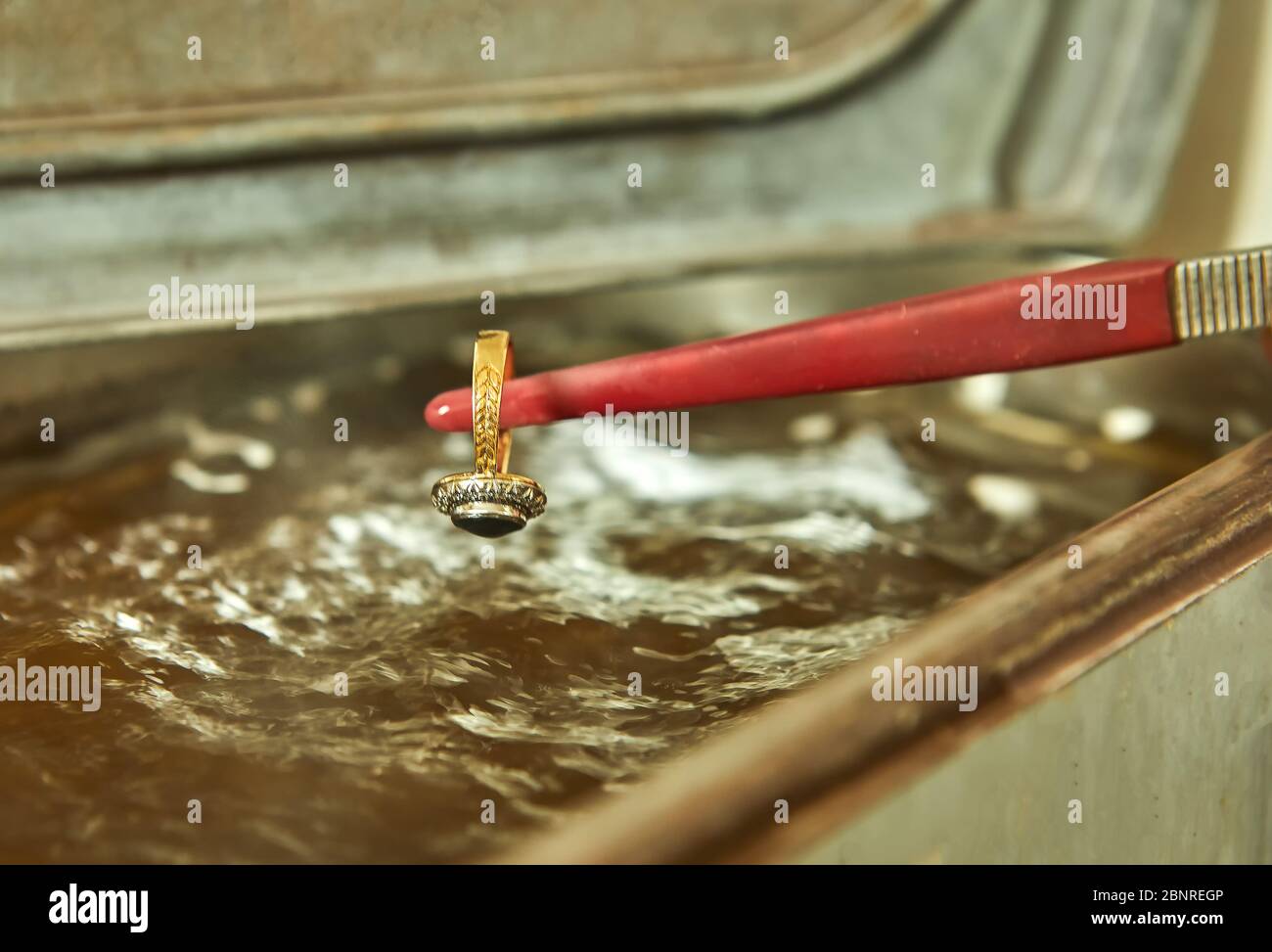 Produzione di gioielli. Produzione di gioielli. Il processo di lavaggio  degli anelli dopo la lucidatura con una macchina per pulizia a ultrasuoni  Foto stock - Alamy