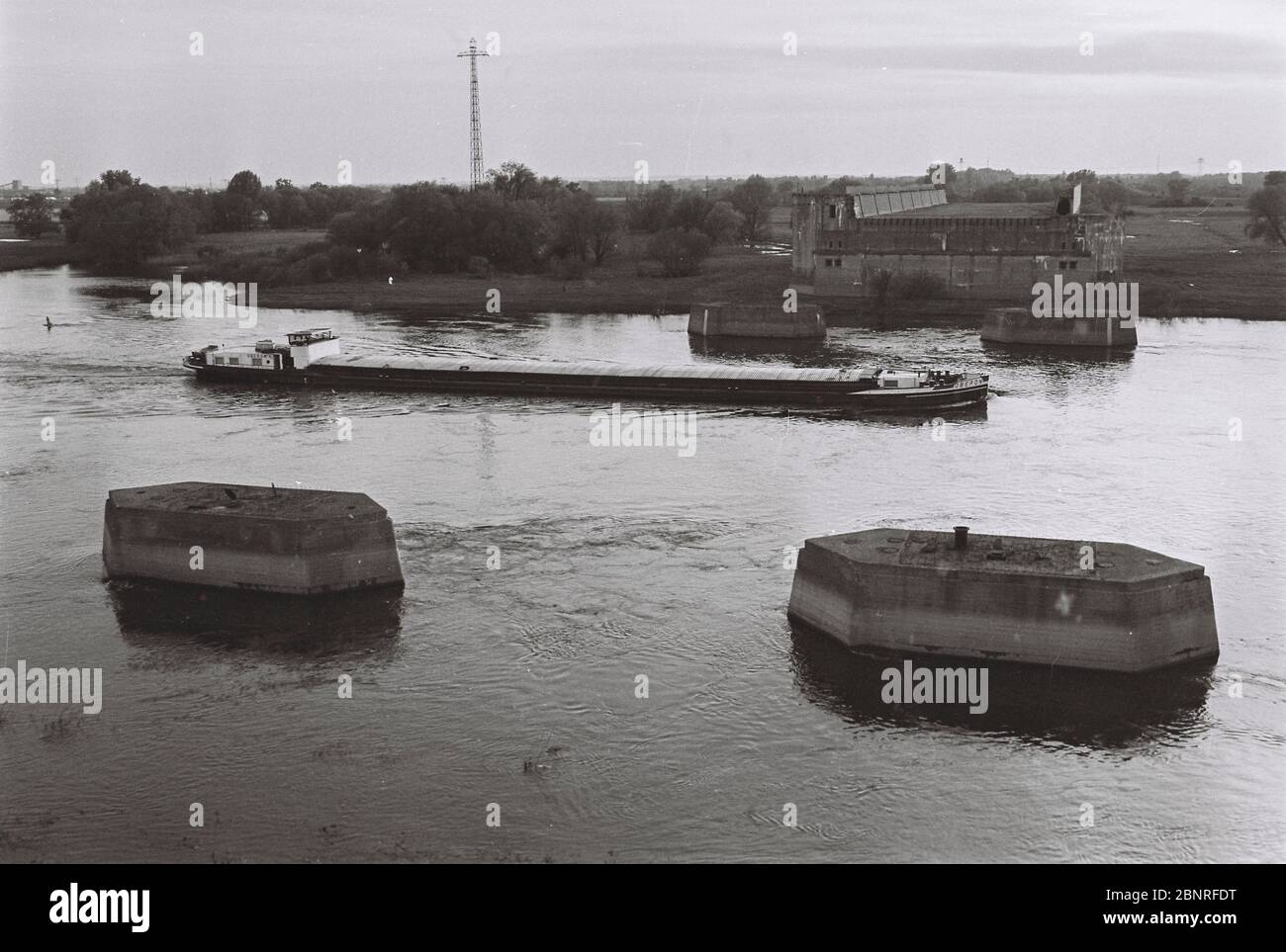 Germania, Sassonia-Anhalt, Hohenwartthe: Vista dell'edificio precedente della traversa del canale di Magdeburgo. I abutment e le colonne sono stati costruiti nella seconda guerra mondiale Il ponte di passaggio attraverso il quale scorre il canale Mittelland sull'Elba si trova nello stesso luogo. Foto Stock