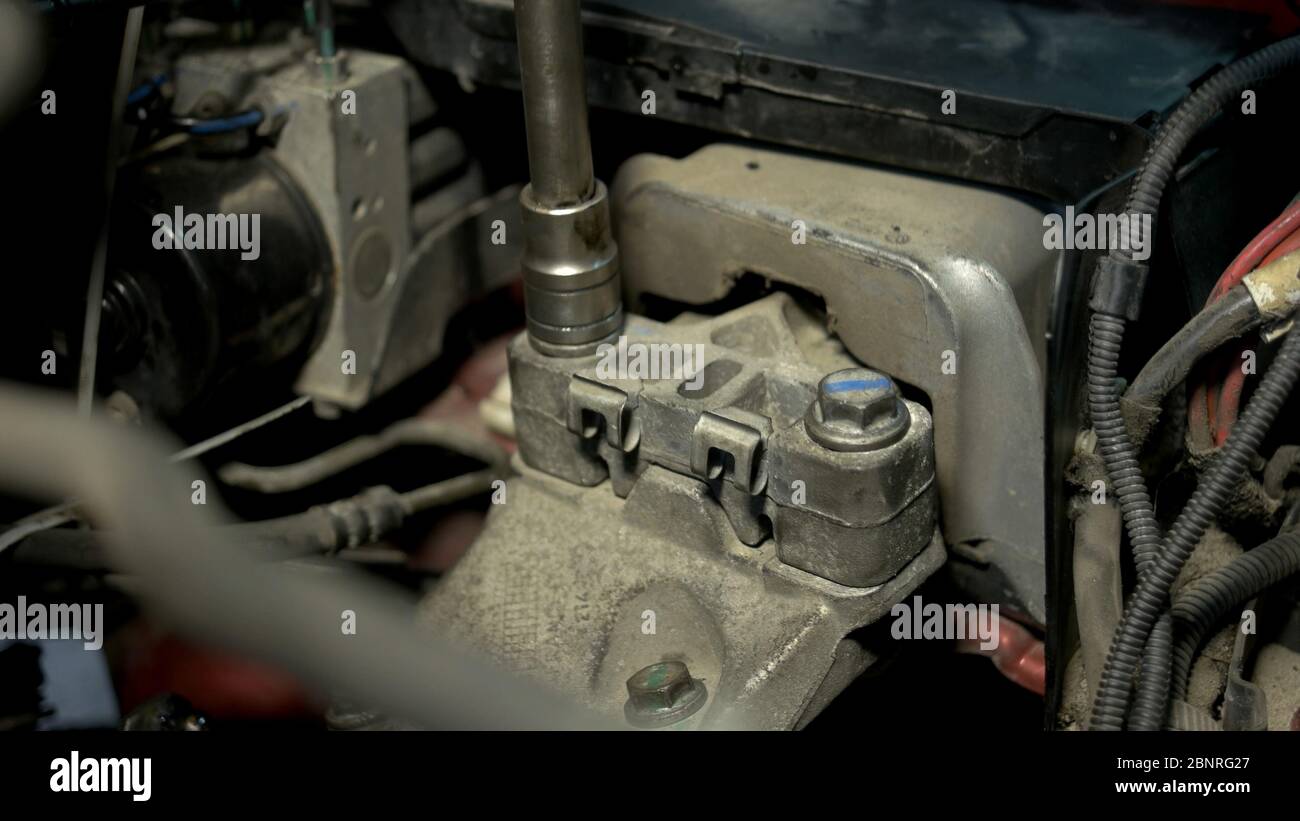 Chiudere avvitando saldamente i bulloni del motore dell'auto. Foto Stock