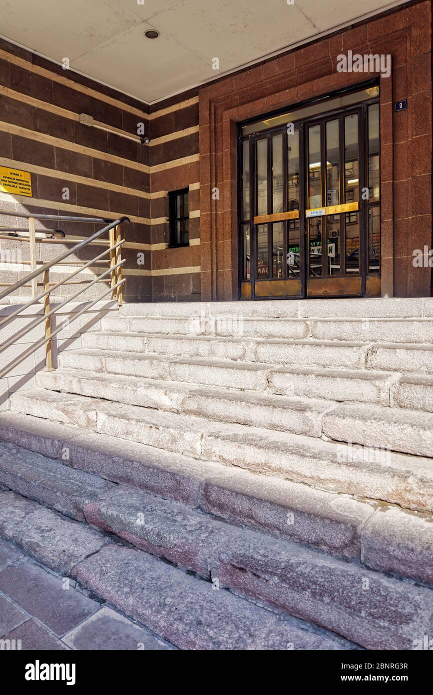 Marzo, 2020 - Ankara, Turchia: Porta d'ingresso e scale del palazzo storico degli uffici postali (ptt) a Uus, Altindag, Ankara, Turchia Foto Stock