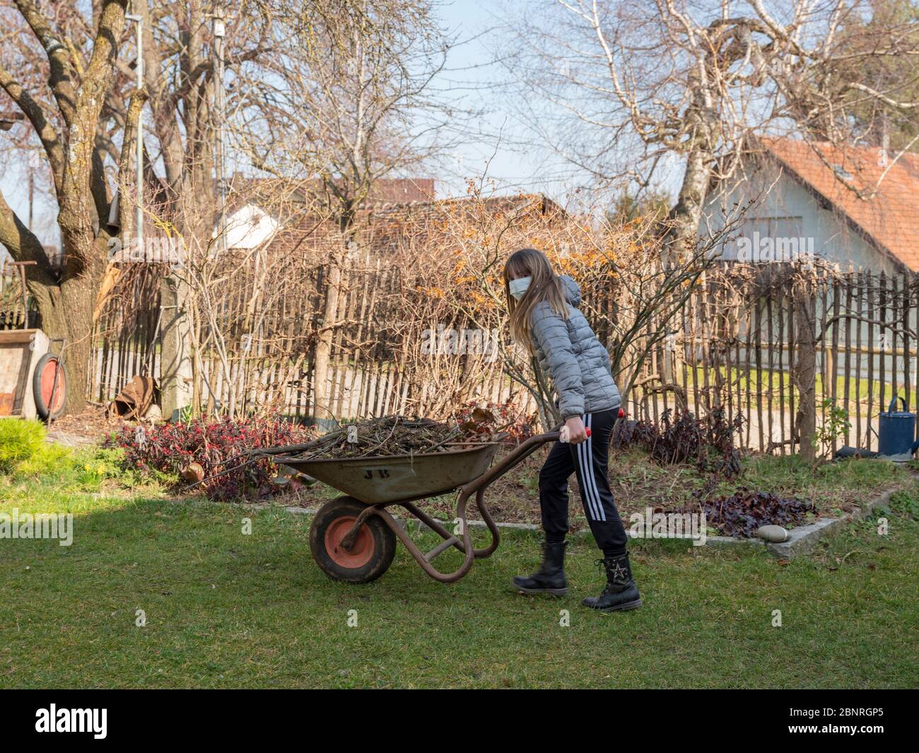 Presteen ragazza in giardino a volte di crisi corona Foto Stock