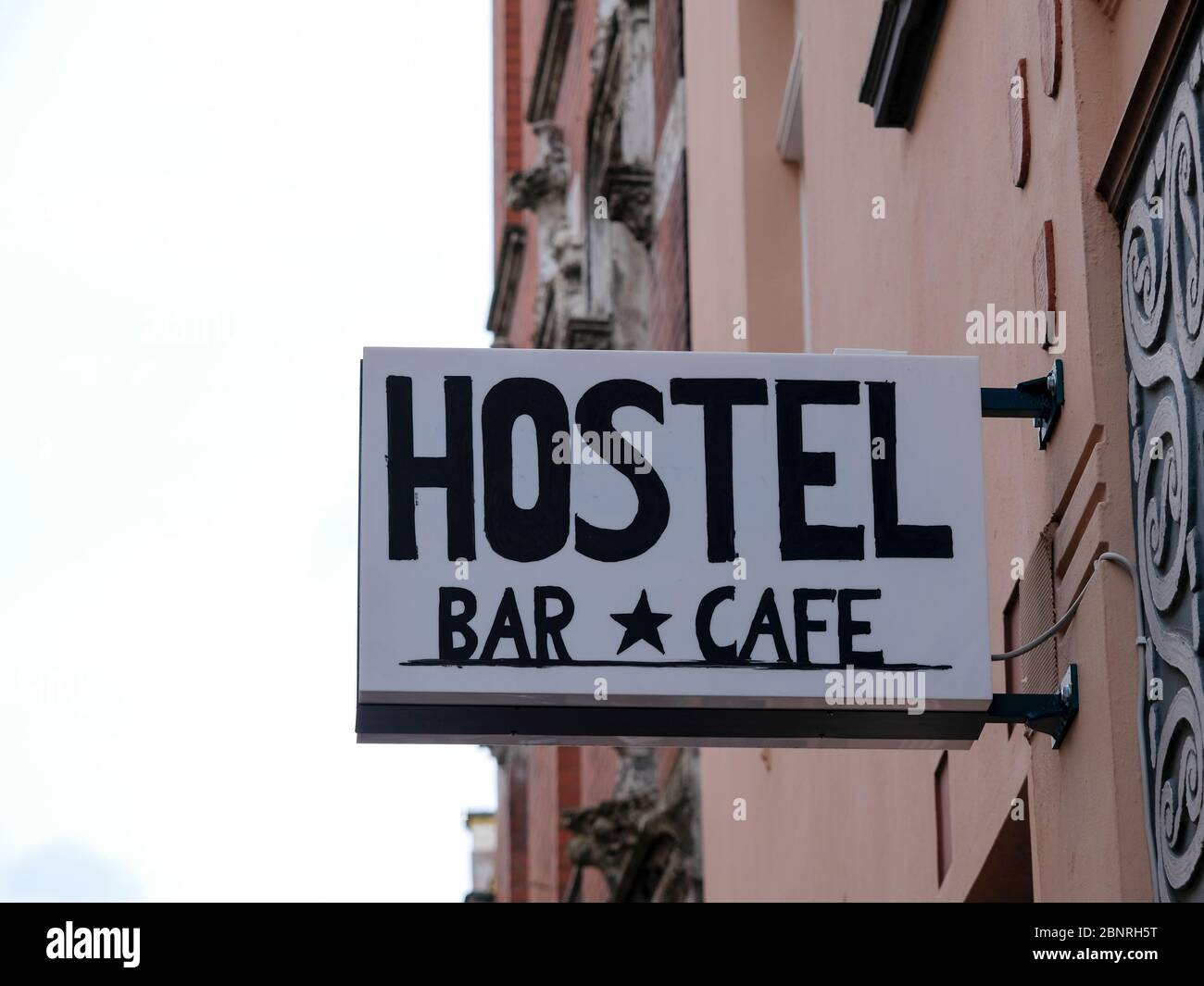 Cartello Hostel Bar Cafe Foto Stock