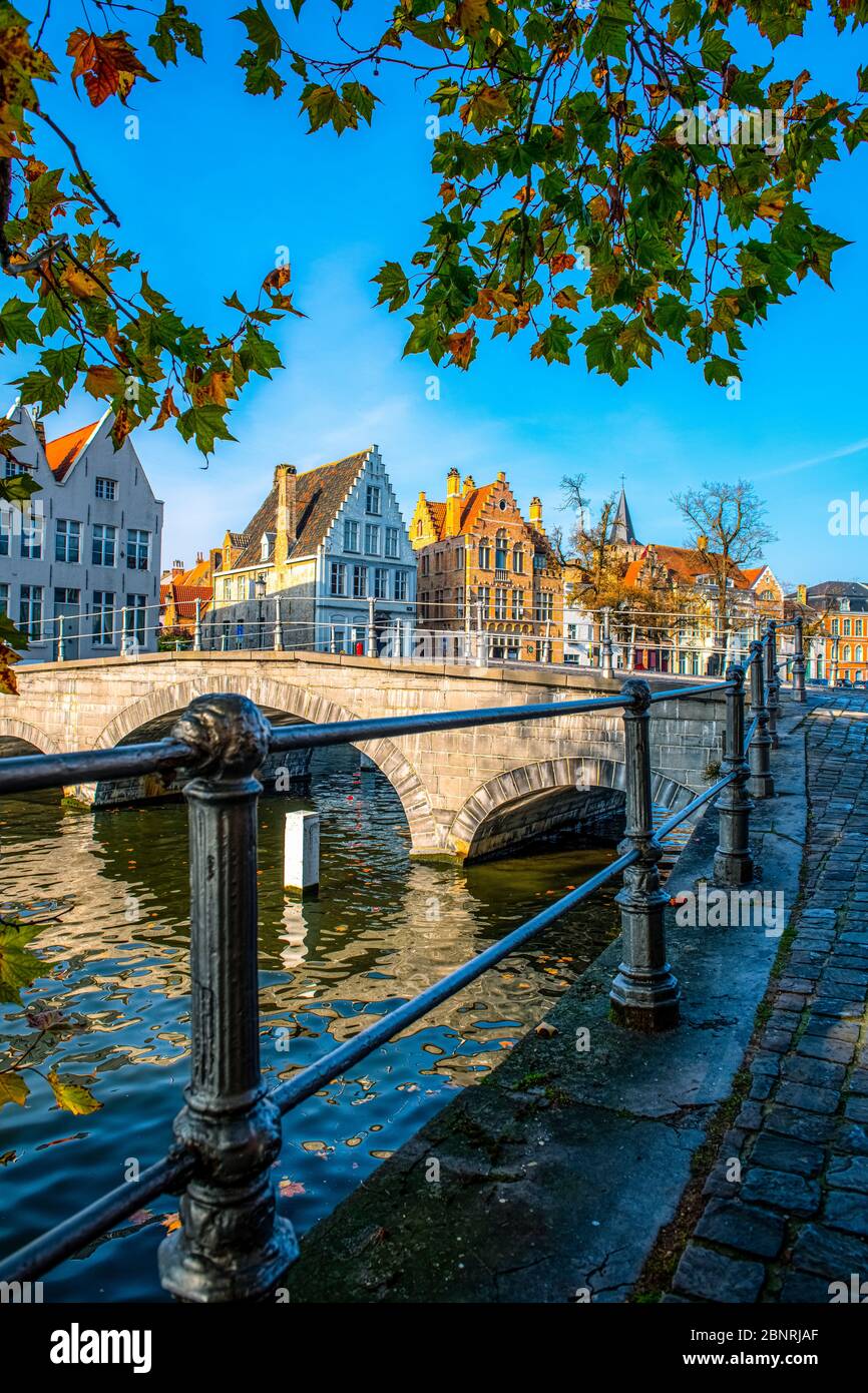 Europa, Belgio, Bruges, città, canale, Langerei, ponte Foto Stock