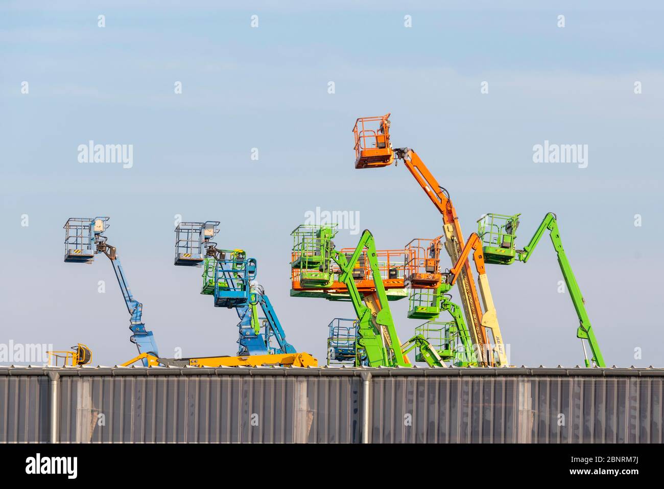 Germania, Sassonia-Anhalt, Magdeburgo, porto commerciale, piattaforme di lavoro e carrelli elevatori telescopici. Foto Stock