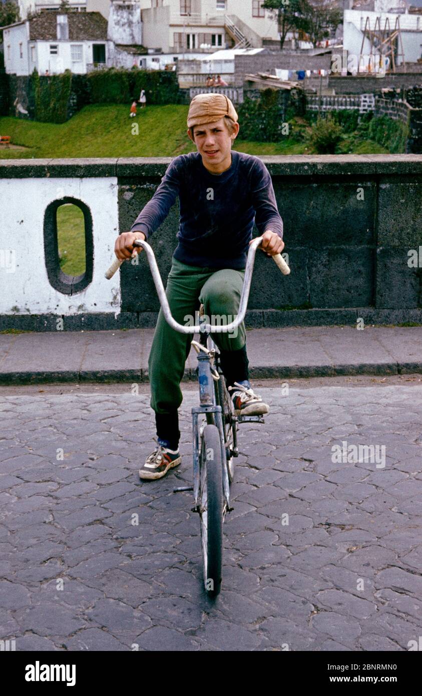 Ragazzo che posava in bicicletta, 23 marzo 1982, Ribeira Grande, Isola di Sao Miguel, Azzorre, Portogallo Foto Stock