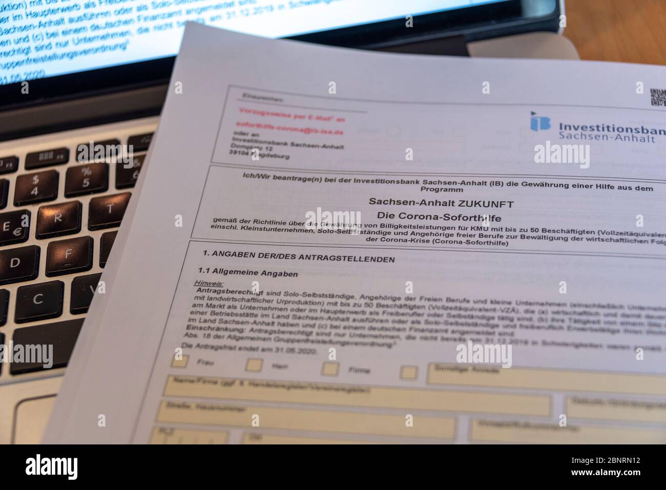 Germania, Sassonia-Anhalt, Magdeburgo, modulo di domanda per l'aiuto d'urgenza Corona, aiuto alle imprese. Foto Stock